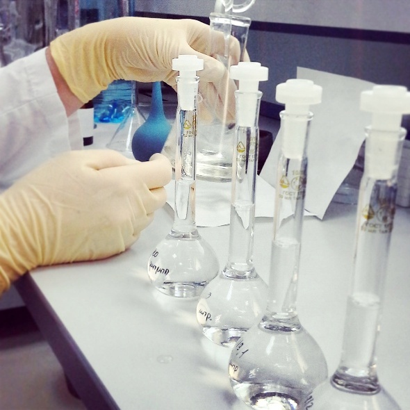 Микробиологическое качество воды. Лабораторные исследования воды. Лабораторные пробы воды. Пробы в лаборатории. Проба воды для микробиологического.